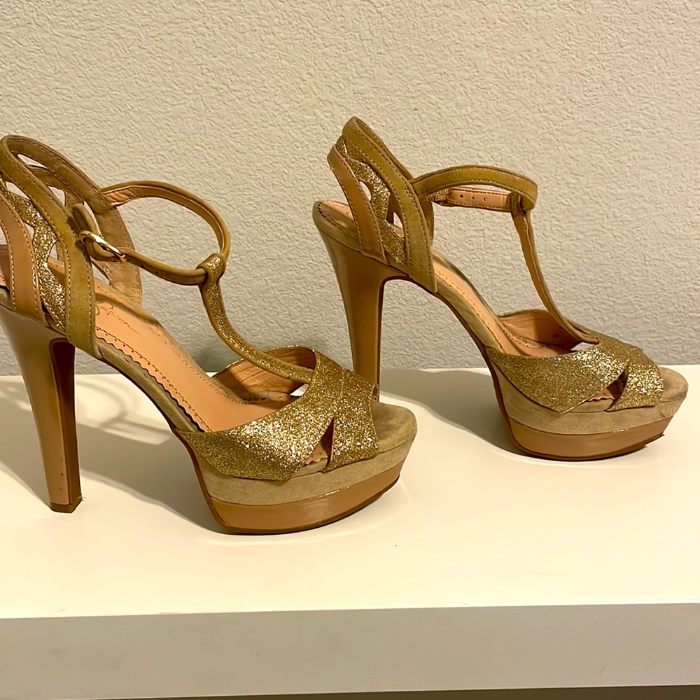 ✨Gold and nude Jessica Simpson pumps perfect for a night out! ✨